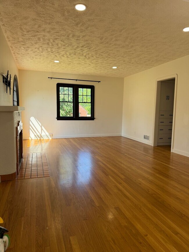 Building Photo - 5 Bedroom 3 Bathroom Southhill Home for Rent
