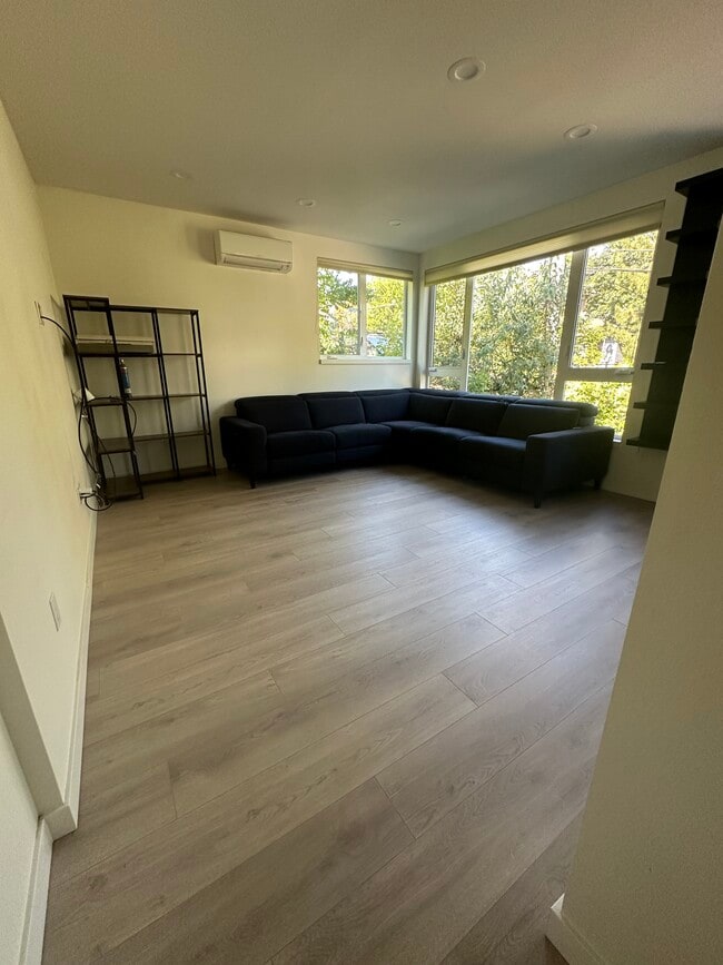 Building Photo - Capitol Hill Townhome