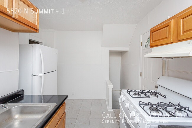 Building Photo - Newly Renovated 2-bdrm Lower Unit Availabl...