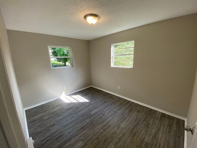 Building Photo - Updated 3 bed 1 bath in Brainerd! Vouchers Accepted! Leasing Specials Available!