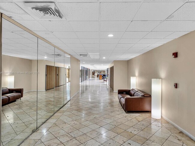 Building Photo - 10000 W Bay Harbor Dr