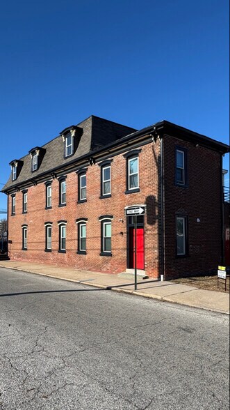 Building Photo - 444 Bridge St