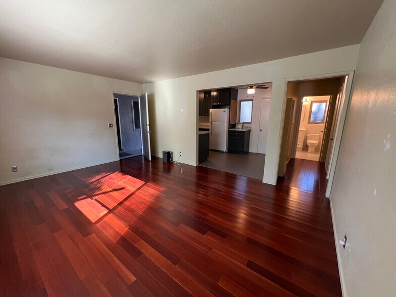 Building Photo - 660 Roble Ave