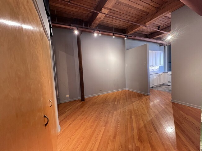 Building Photo - 1000 W Washington Blvd