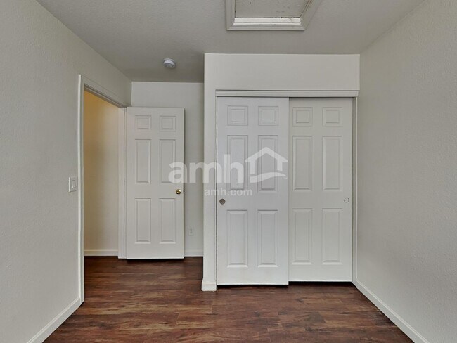 Building Photo - 1272 W Lark Dr