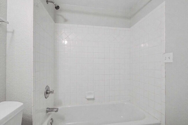 Building Photo - Adorable Studio in 1909 Building! Heart of Capitol Hill