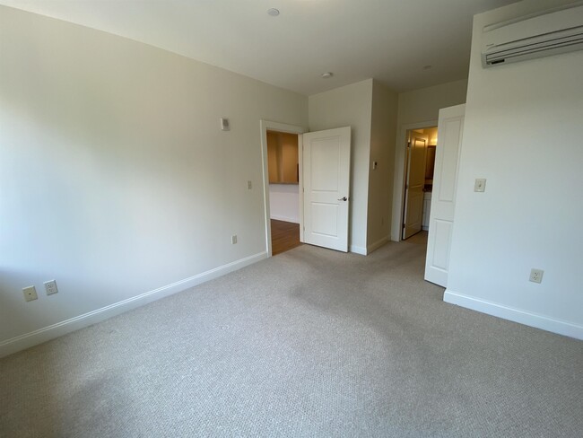 Building Photo - 875 Elm St