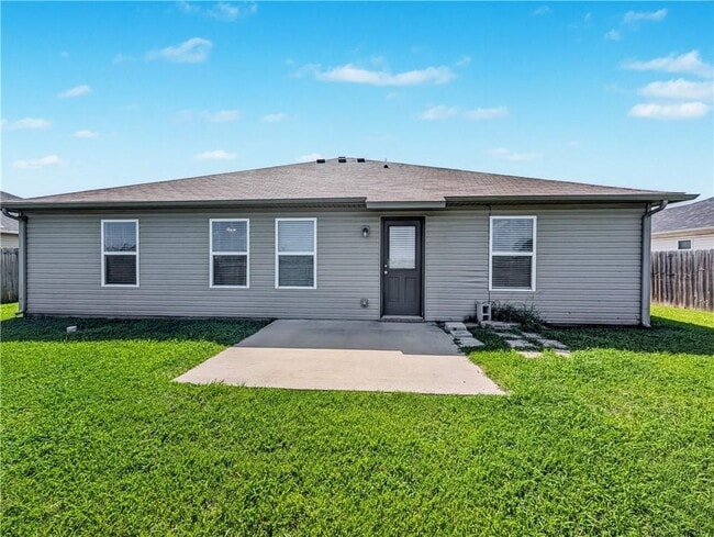 Building Photo - 848 NW Evans Cir