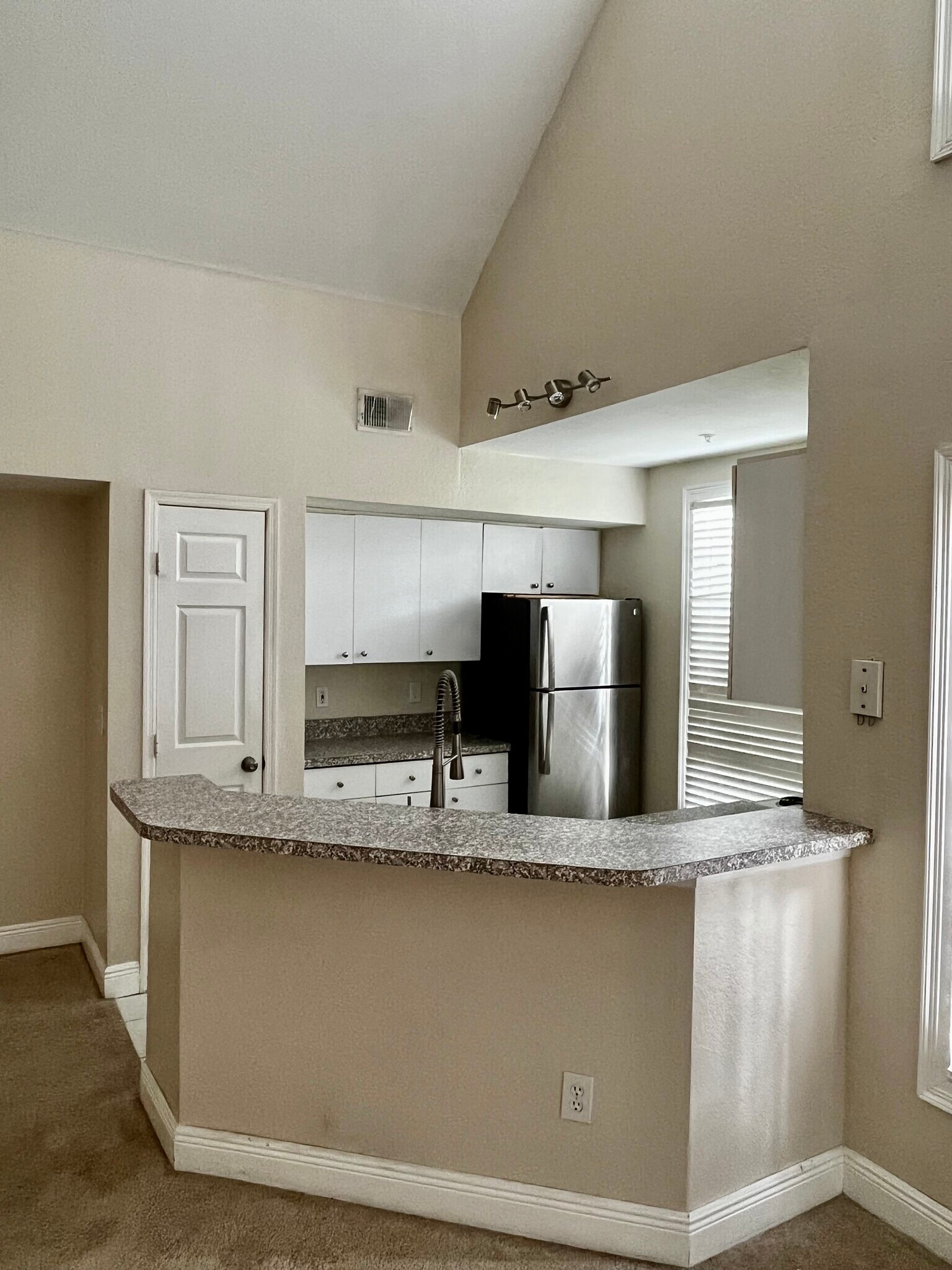 Kitchen/breakfast bar - 6408 Raleigh St