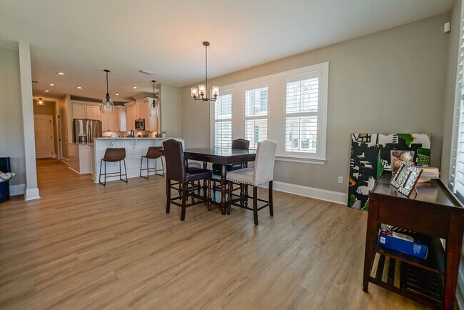 Building Photo - Available end of January in beautiful Summ...