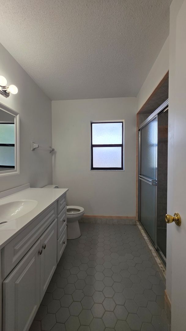 Building Photo - 3 Bedroom 2 Bath Home with a 2 car garage in Fairway Estates