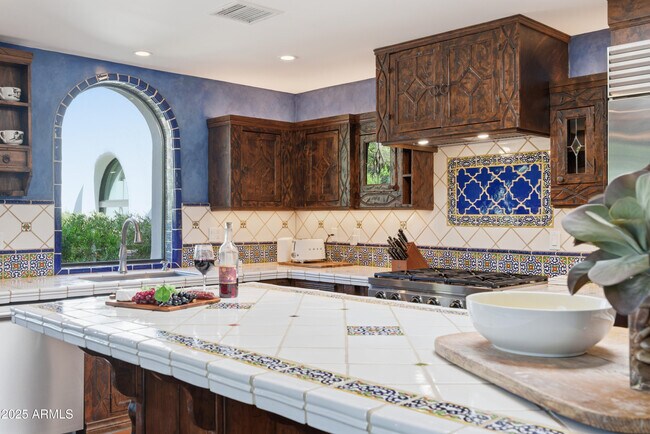 Building Photo - 5828 E Cactus Wren Rd