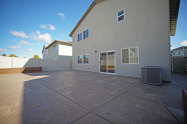 Building Photo - Beautiful 4 Bedroom PLUS office / den in Natomas!