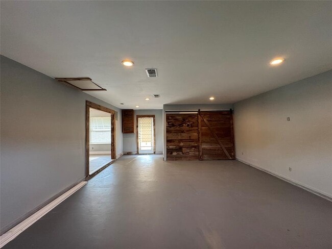 Building Photo - 3520 Roanoke Dr