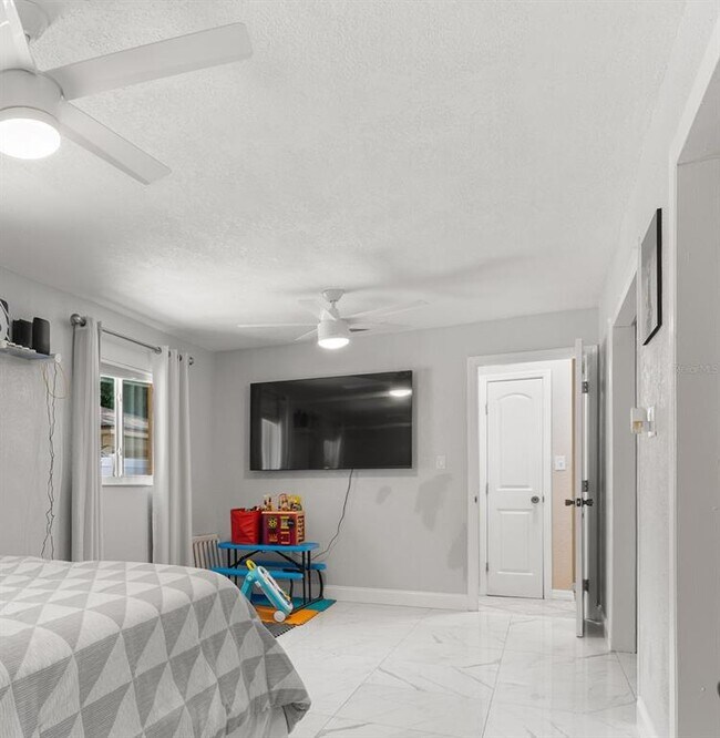 Building Photo - 1735 4th Ave E