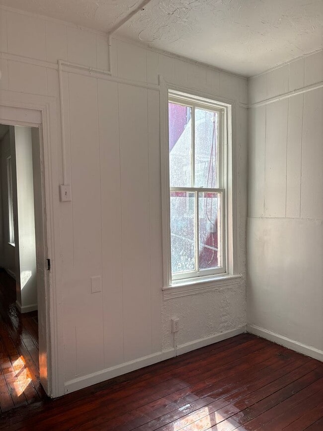 Building Photo - 1st Floor, 2 Bedroom 1 Bath, Parking- York City SD