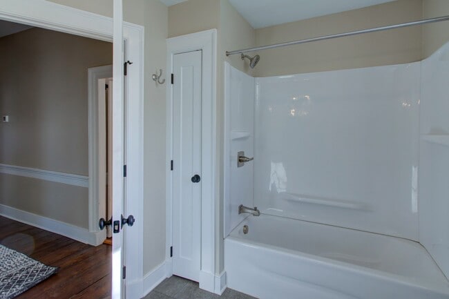 Building Photo - 796 Long Ln