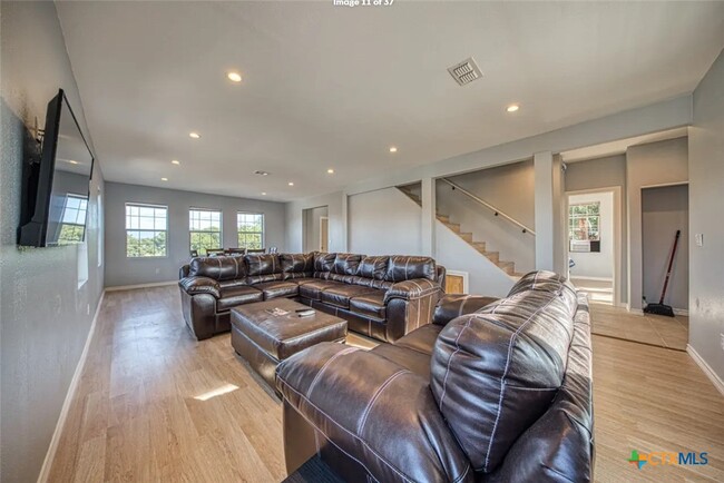 Building Photo - 729 Clay Ridge