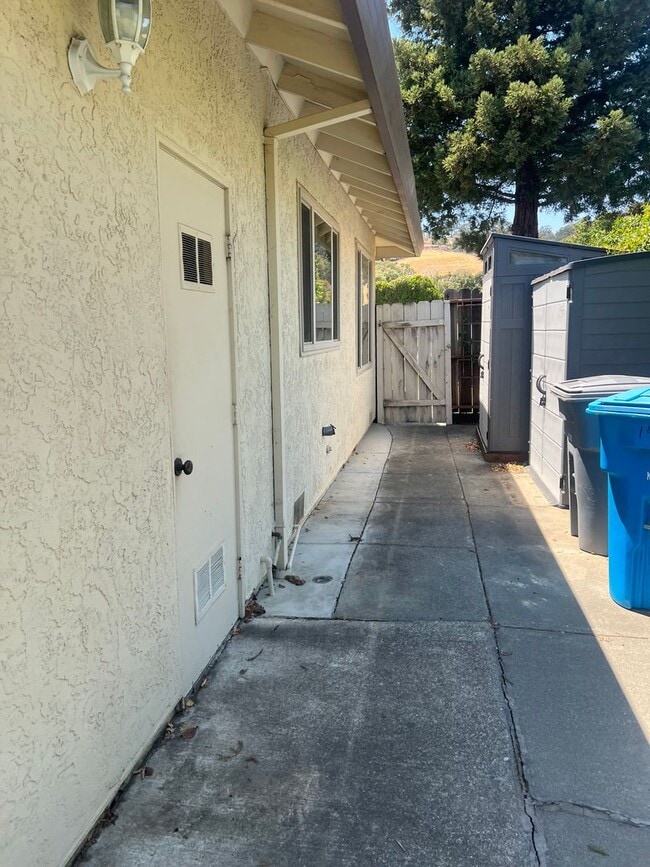 Building Photo - 142 Hillview Dr