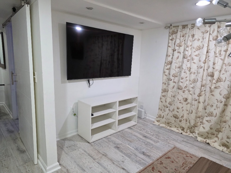 Building Photo - 2080 E Roxboro Rd NE