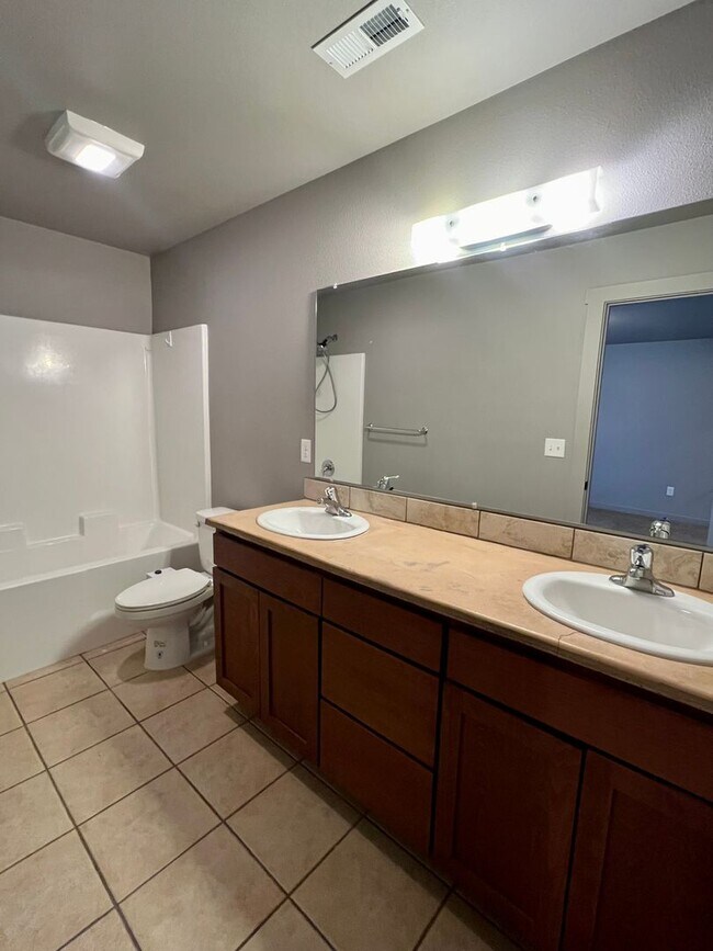 Building Photo - 511 F St NE