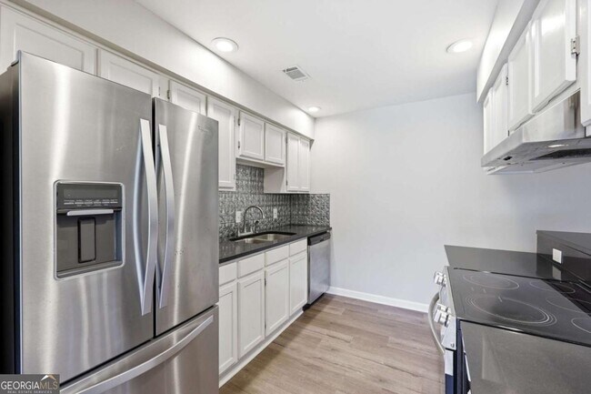 Building Photo - 605 Candler St