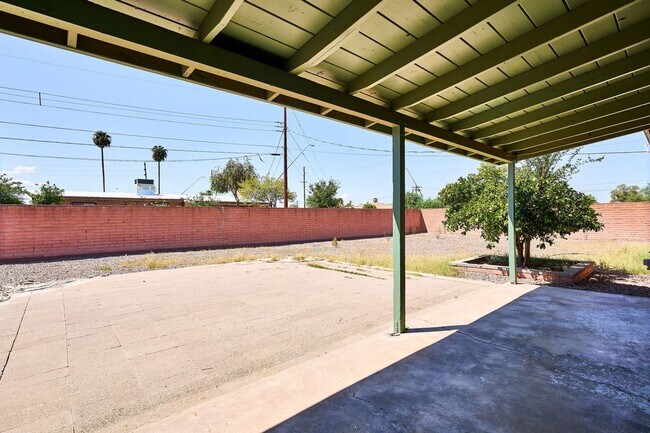 Building Photo - Eastside (Broadway and Wilmot) 3 bedroom, ...
