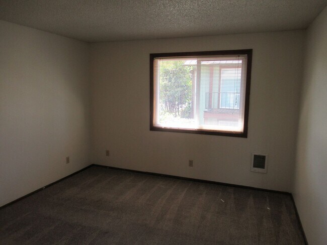 Building Photo - Two Bedroom Apt. w/ Washer and Dryer