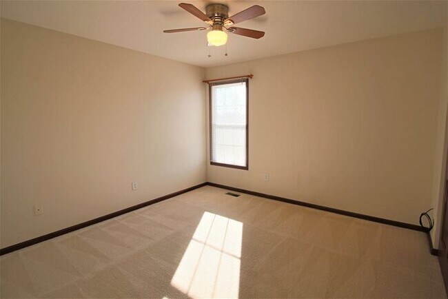 Building Photo - 5147 St Laurent Dr