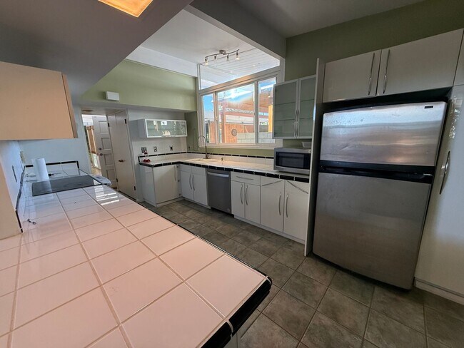 Building Photo - High Desert Retreat- 3 Bedrooms, 2 Bathroo...