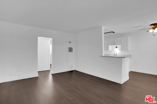 Building Photo - 1100 W Glendon Way