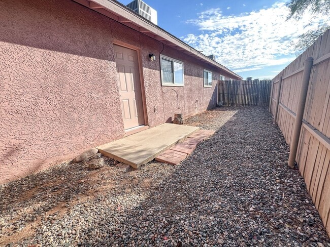 Building Photo - CLARKDALE: SINGLE-LEVEL END APARTMENT IN A...