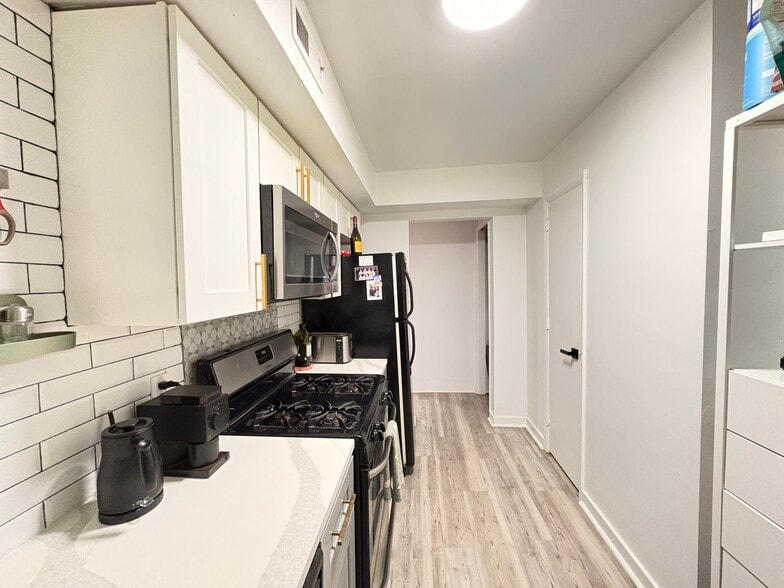 Building Photo - 5737 Hobart St