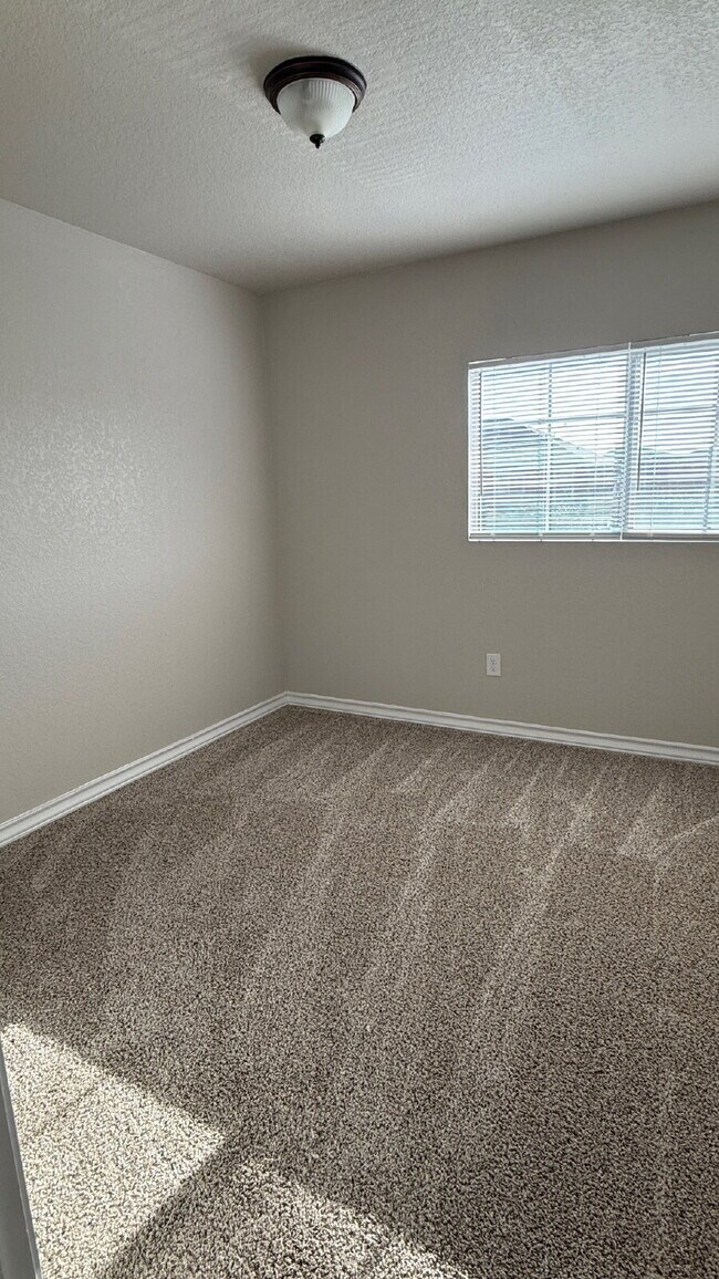 Building Photo - Spacious 3 Bed / 2.5 Bath Townhome in Quie...