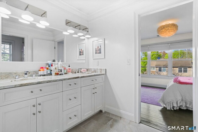 Building Photo - 228 Eastlawn St