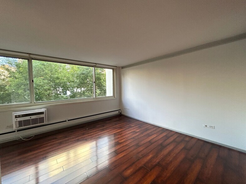 Building Photo - 1350 N Dearborn St