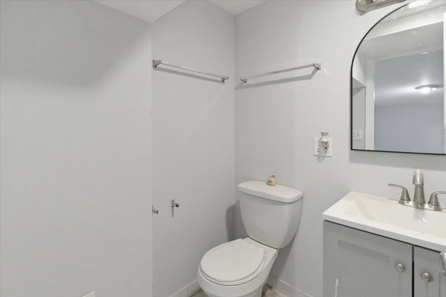 Building Photo - 910 W Gunnison St