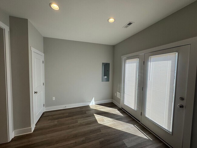 Building Photo - Sunburst Villa Luxury Townhouse
