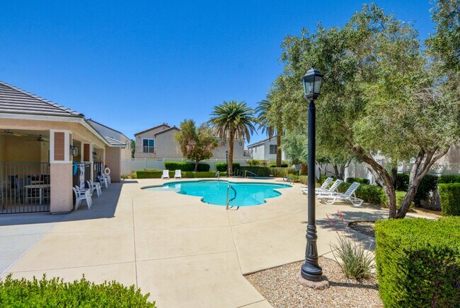Building Photo - 2 Story 2 Bedroom Gated Community Amazing Location