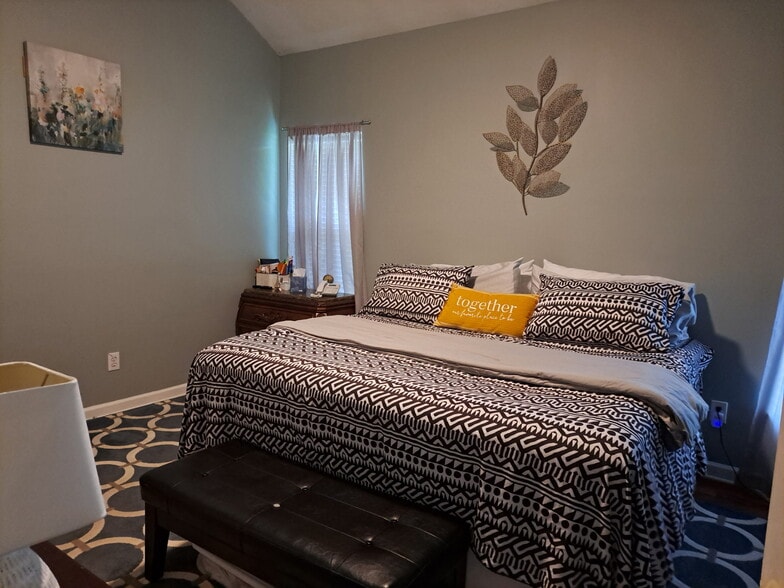 Master bedroom - 1465 Gates Cir SE