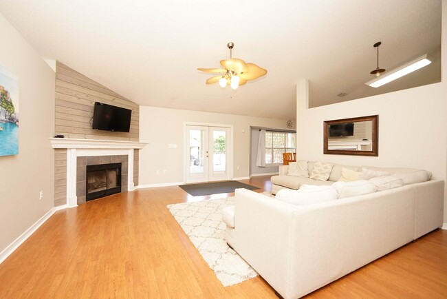 Building Photo - Silver Oaks Community