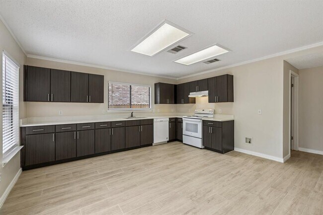 Building Photo - 2703 Vinson Ct