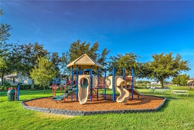 Building Photo - **$750 off 2nd months rent!!**   HUGE 2000 SQFT/4 Bed/2 bath/2 car garage with TONS of upgrades, ...