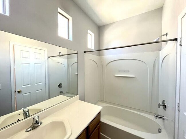 Building Photo - Charming Single Story 3 Bedroom Home