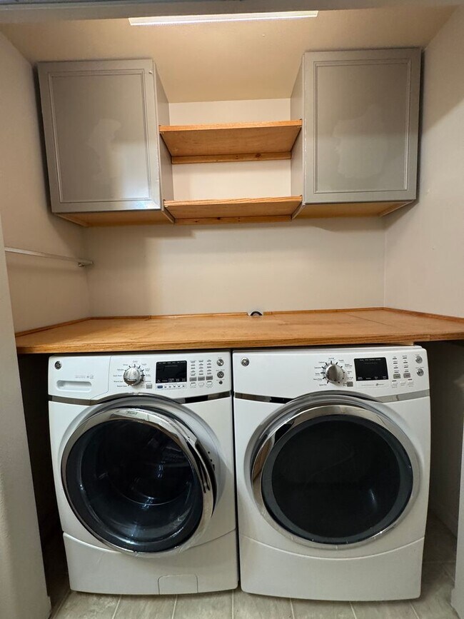 Building Photo - 2 story 3 bd 1.5 bath townhouse in Lavelle Estates!