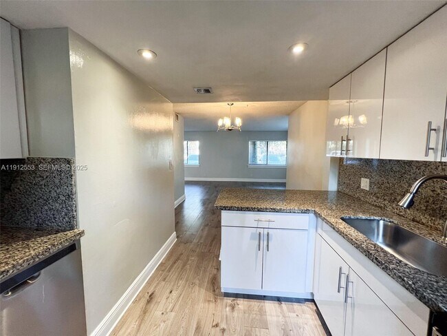 Building Photo - 185 Wimbledon Lakes Dr