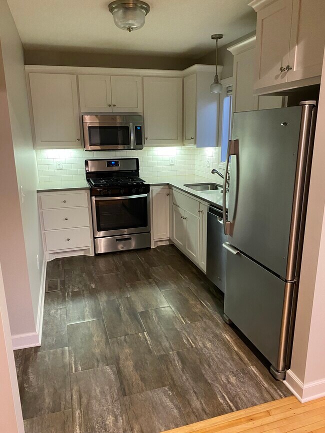 Quarts/granite countertops and vinyl plank flooring - 950 29th Ave NE