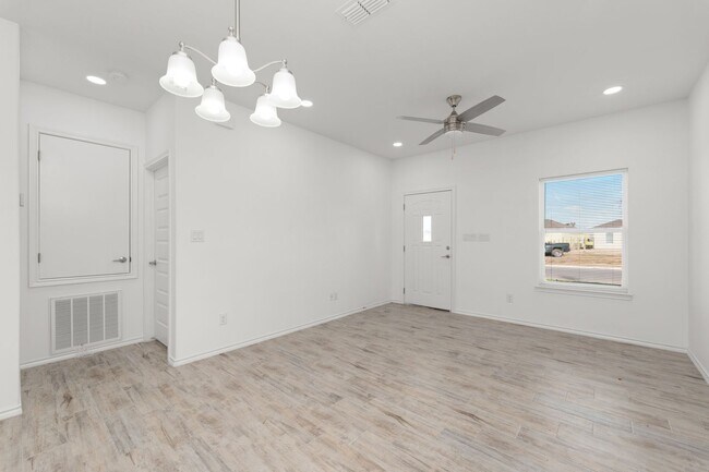 Building Photo - 2715 Maria Dr