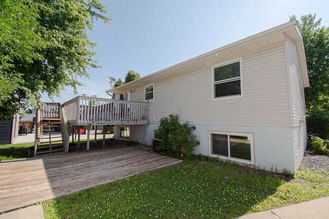 Building Photo - NW Rochester Split-Level with Vaulted Ceilings & Detached 2-Car Garage