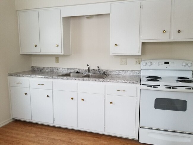 Building Photo - Hillsboro West One Bedroom Apartment, avai...